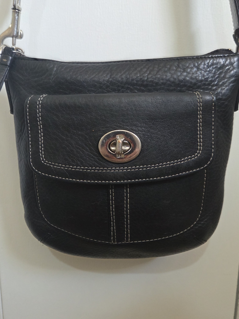 Coach Hamilton Black Leather Crossbody Bag with Turnlock Closure 2007